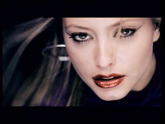 HollyValance-KissKiss10.jpg