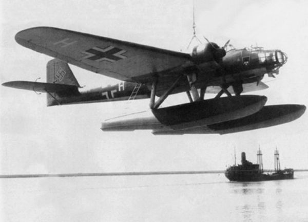 Heinkel_He_115_plane_on_crane_c1940_zpszpshm170.jpg