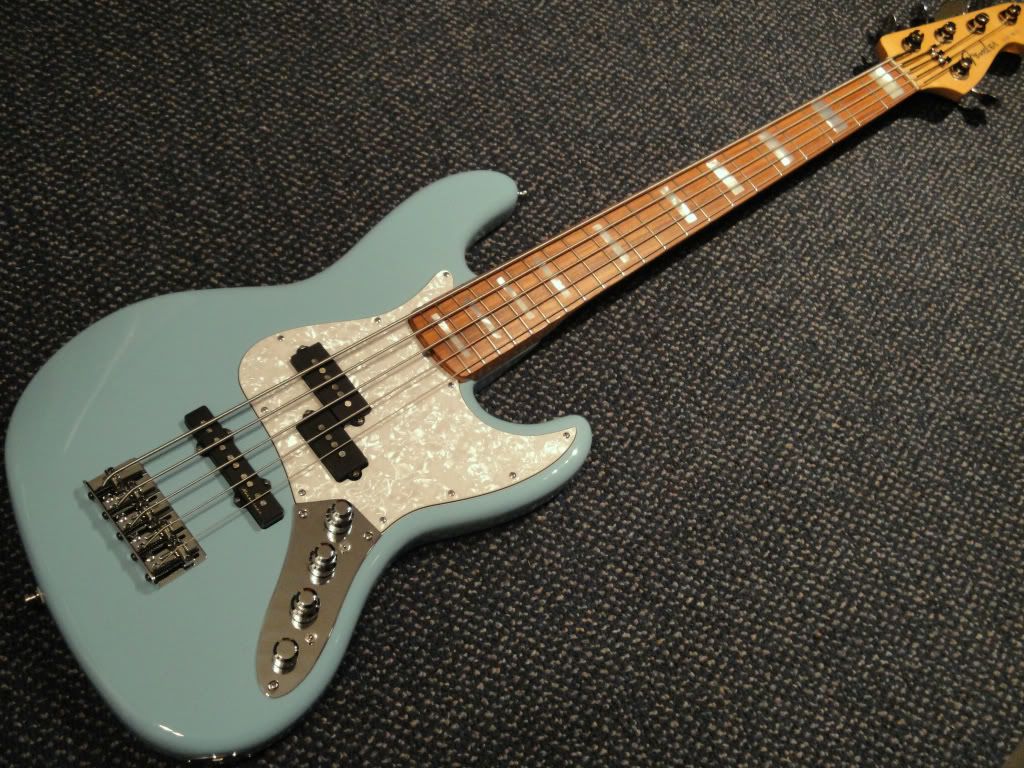 http://i929.photobucket.com/albums/ad135/abraham754/Fender%20Custom%20Shop%20Reggie%20Hamilton/DSC00509.jpg