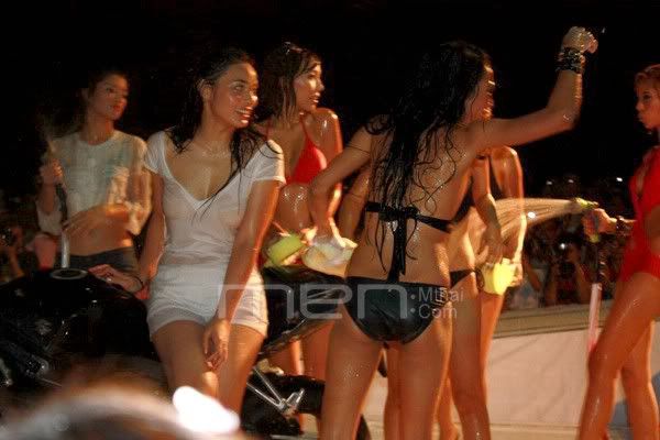 ช่วงนี้ฝนตกบ่อยไปล้างรถกันดีกว่าครับ